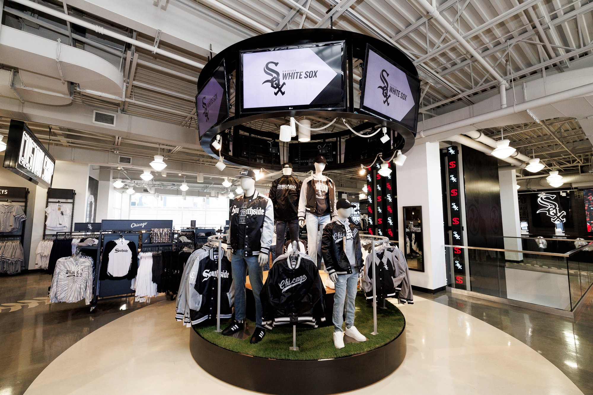 031725_DG_TeamStore 620