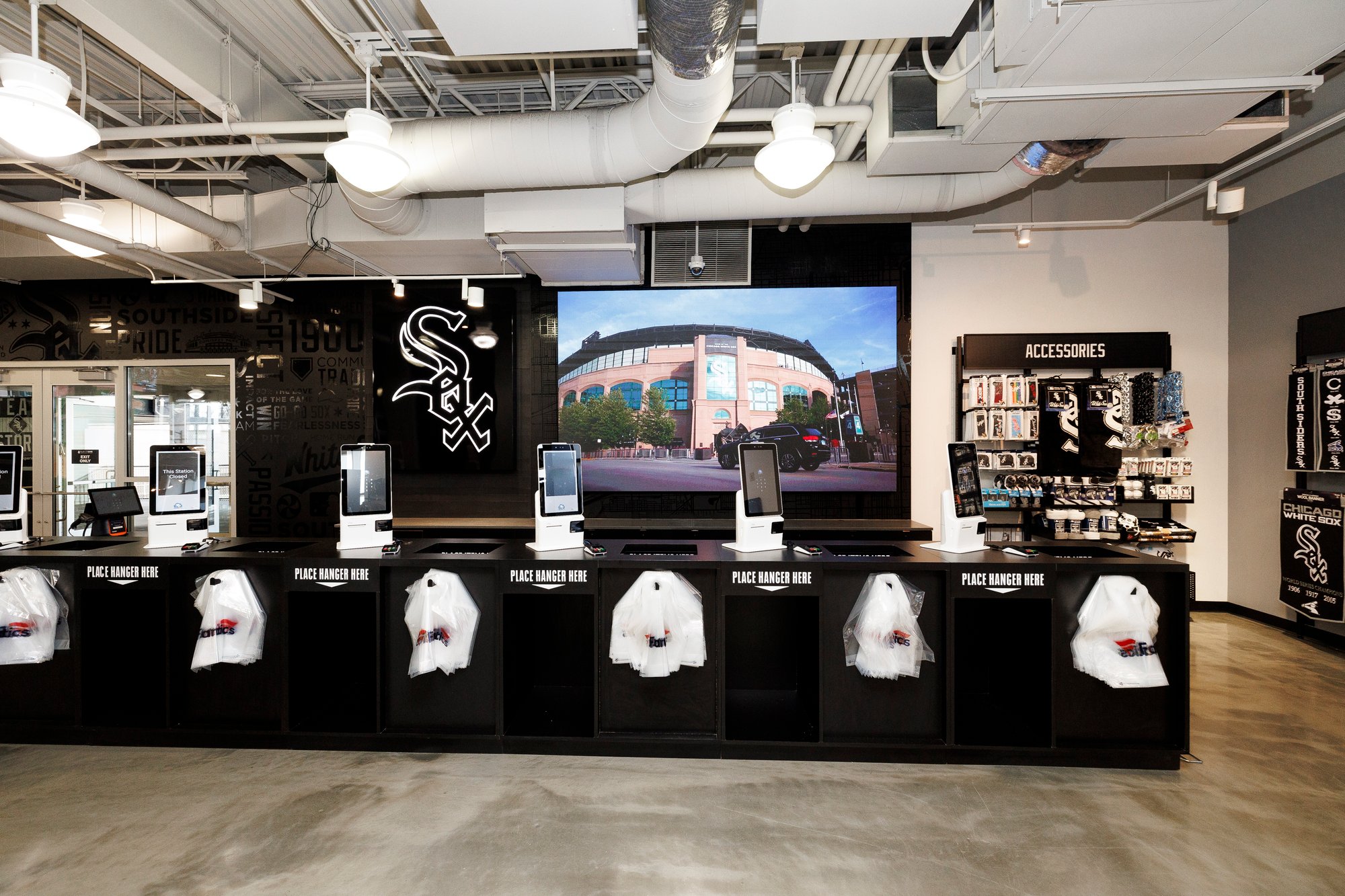 031725_DG_TeamStore 621